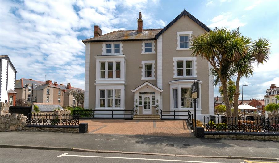 Lansdowne House with private car park Guest House in Llandudno